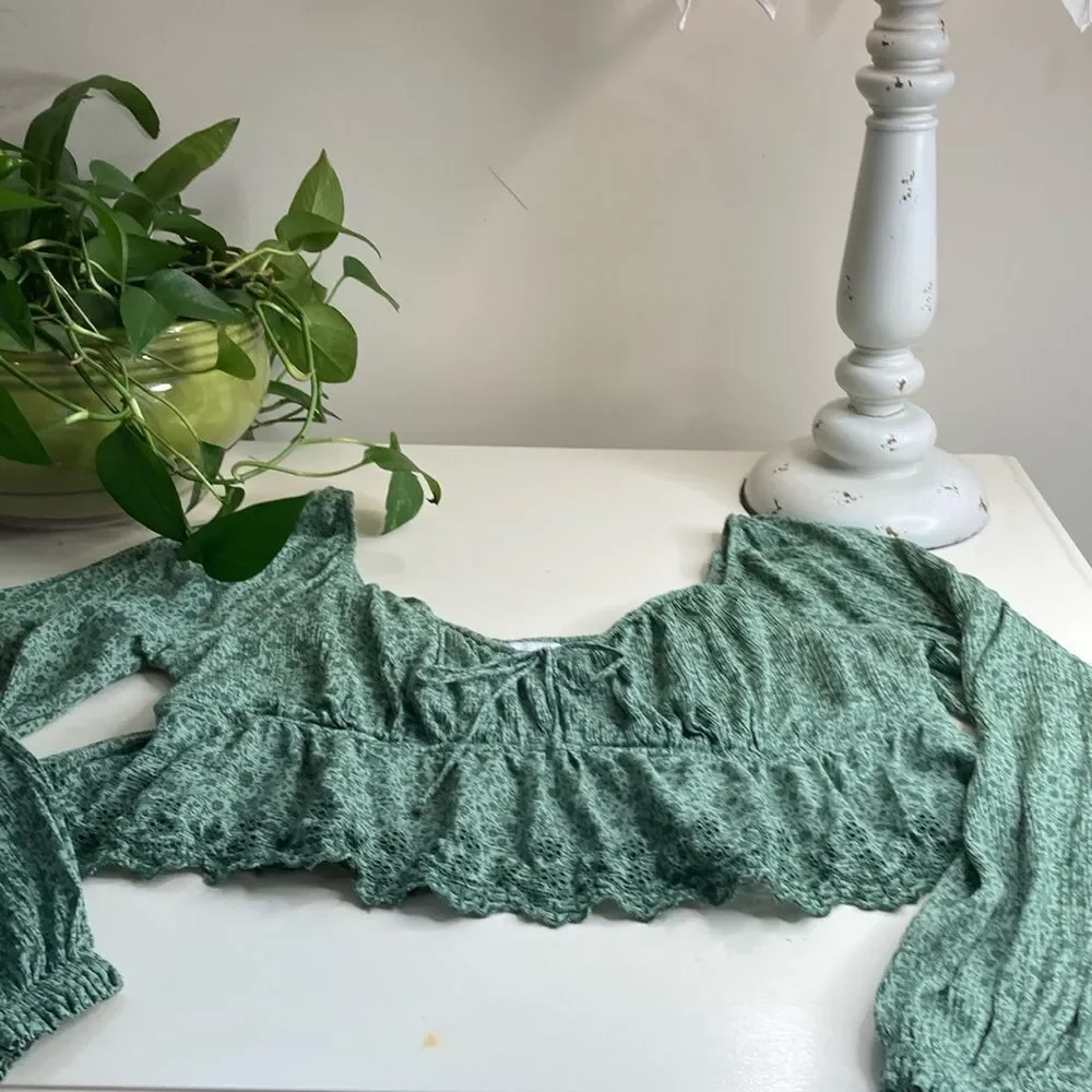 HOLLISTER XL floral Embroidered cropped long sleeve top